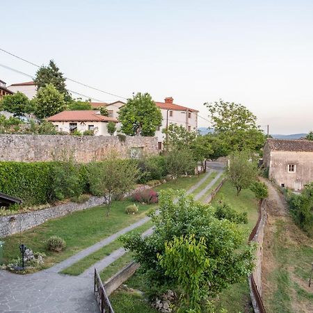 Apartma Oddih Dutovlje Экстерьер фото