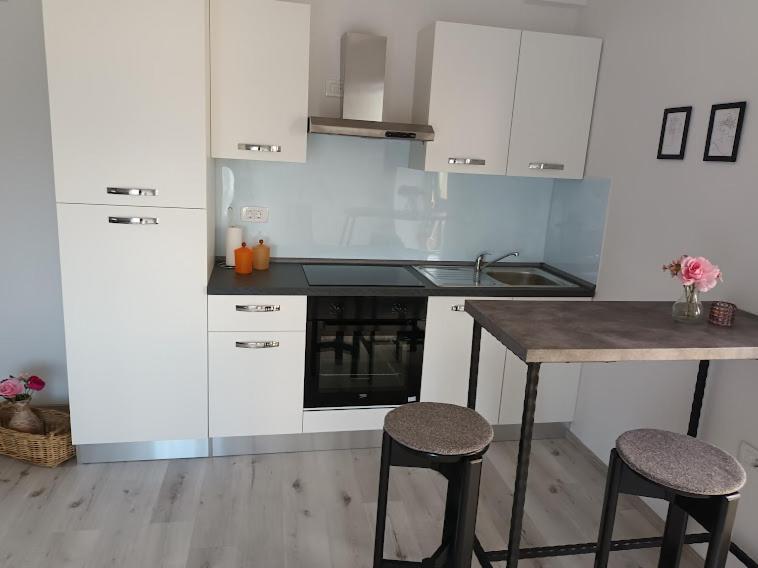 Apartma Oddih Dutovlje Экстерьер фото